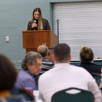 Une femme s'exprimant lors d'un événement